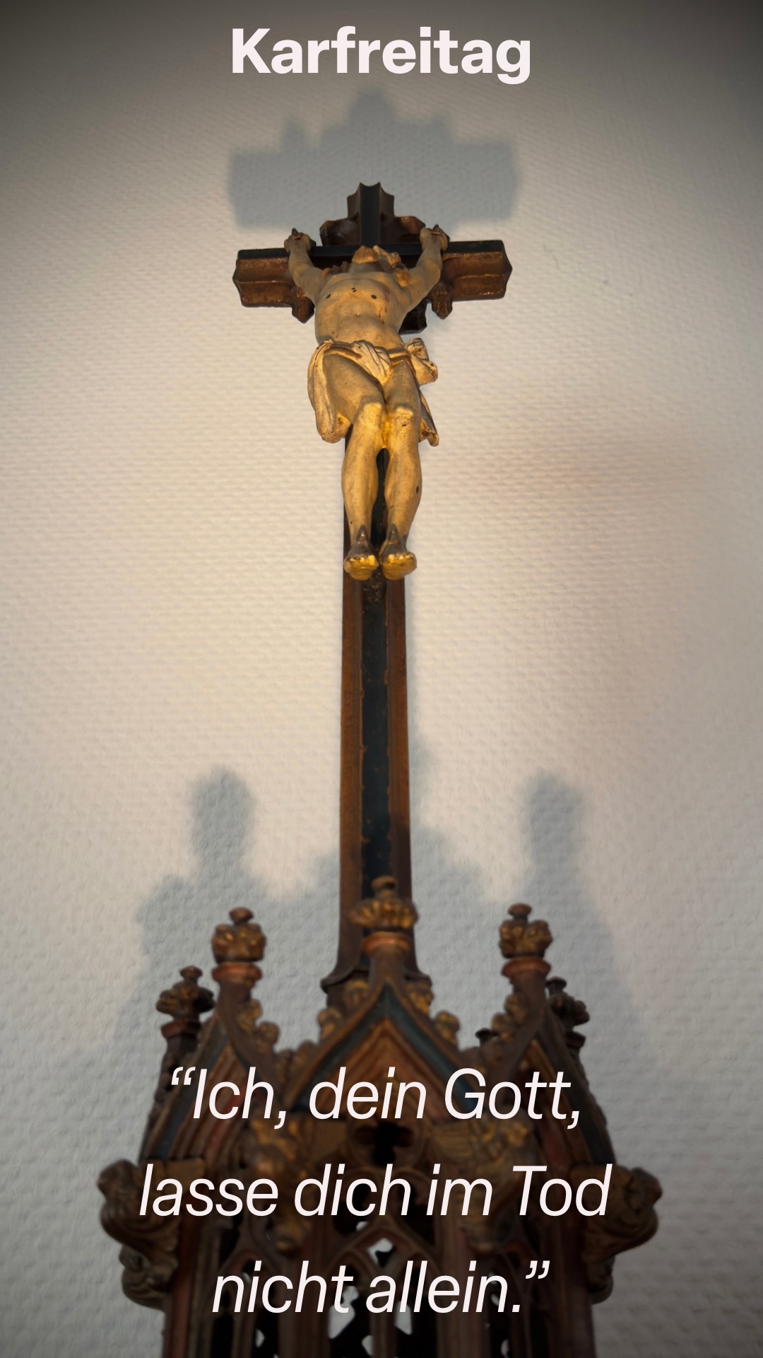 Das Kreuz von unten